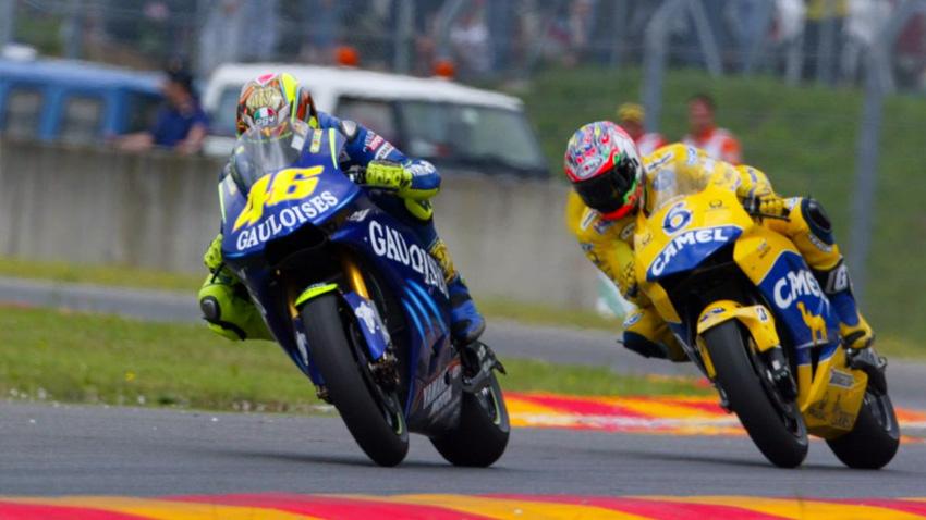 Valentino Rossi berjaya pertama kali bersama Yamaha dengan YZR M1 2004. - INDOSPORT